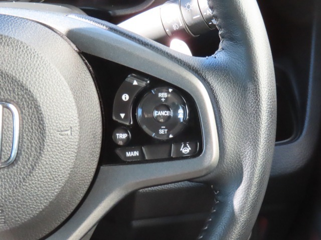 【渋滞追従機能付ACC (アダプティブ・クルーズ・コントロール) 】クルコン付きなので高速道路での長距離移動がラクラク♪ステアリングにボタンがついているので運転中に片手で操作できて便利です。