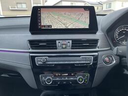 BMWのナビゲーションは操作性も良く、詳細な地図情報と交通状況を見やすく表示し、快適なドライビングをサポートしながら目的地までナビゲートします。