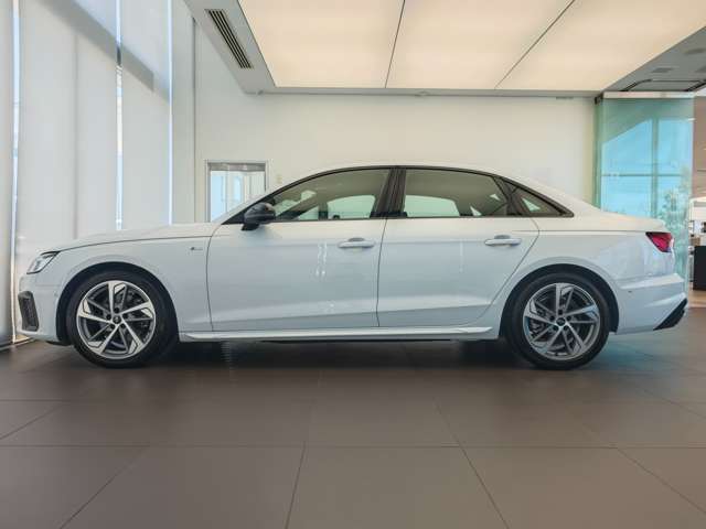 18インチのAudi Sportホイールがよりスポーティなオーラを引き立たせています。
