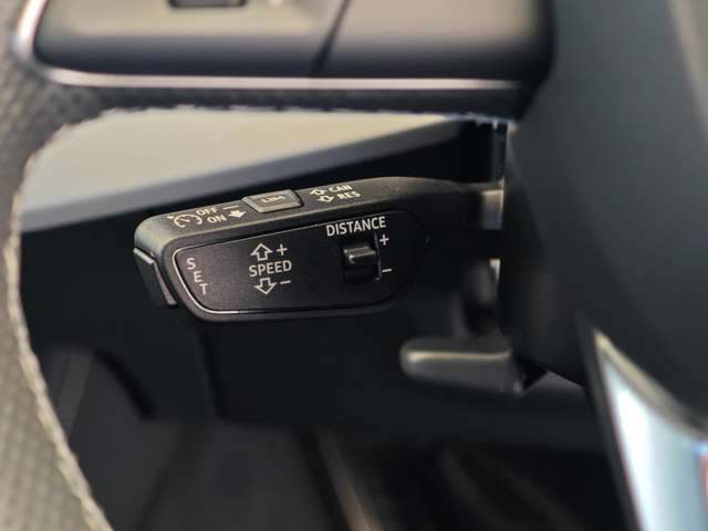ACC(前車追従式クルーズコントロール)の操作レバーです。ハンドルを握ったままブラインドタッチで車速の設定や再発進が行える便利機能です。
