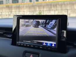 【バックカメラ】駐車時に後方がリアルタイム映像で確認できます。大型商業施設や立体駐車場での駐車時や、夜間のバック時に大活躍！運転スキルに関わらず、今や必須となった装備のひとつです！
