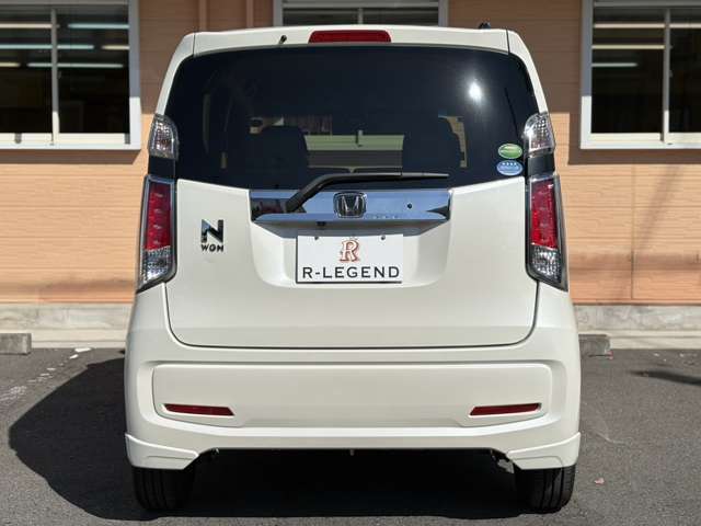 テールランプに割れや大きな傷はございません♪リアワイパーが付いているので雨の日の視認性もバッチリです♪