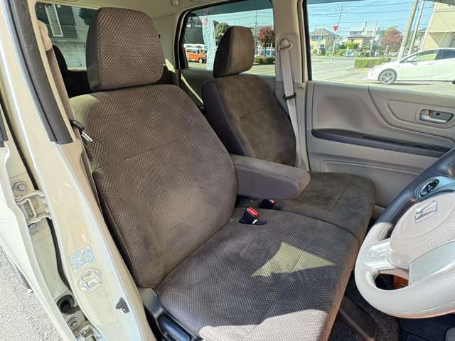 真ん中のアームレストは意外にあると便利ですよ♪少し長距離を乗ると肘が掛けられることで体への負担軽減に繋がります♪