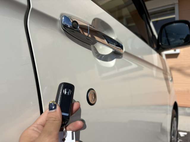 両手が荷物で塞がってても鍵を探す手間はなし♪バッグやポケットに鍵を入れておけばOK♪