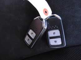 ◆スマートキー◆カギをバッグやポケットに入れたままでもドアロックの開閉ができる『スマートキー』付き！雨天や暗くなってもカギを取り出す必要がなくドアの開錠＆エンジンも始動できます
