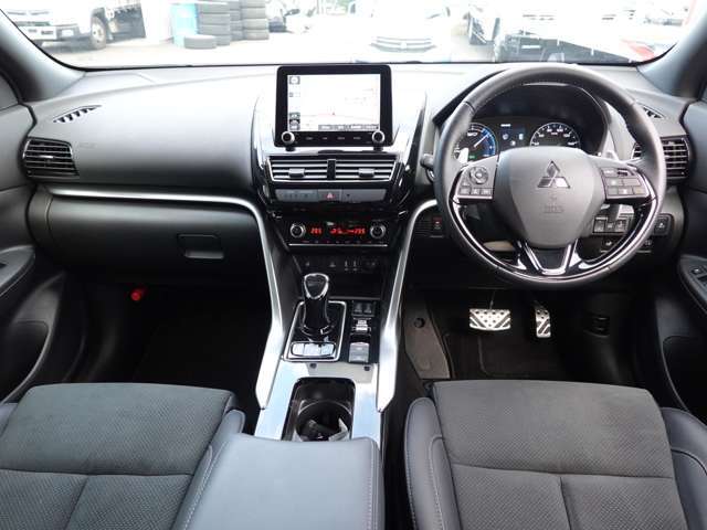 手の届く範囲に収納スペースも豊富なインパネ周り。ドリンクホルダーも運転席・助手席に付いています。