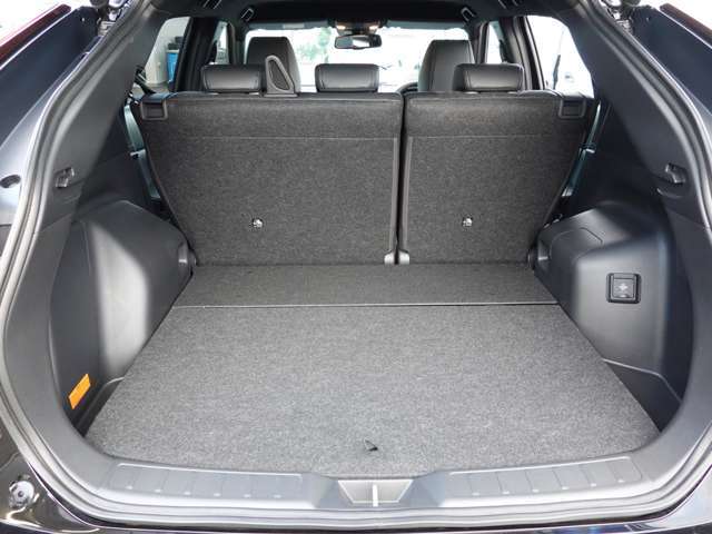 後席シートは分割で折り畳みができます。乗車スペースを確保しながら長い荷物も積み込みができます。