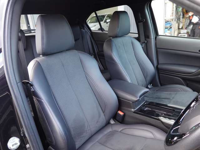 後部座席は前後スライドとリクライニング機能がついているので、快適なドライブをサポートしてくれます。
