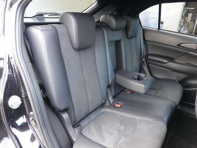 後部座席は前後スライドとリクライニング機能がついているので、快適なドライブをサポートしてくれます。