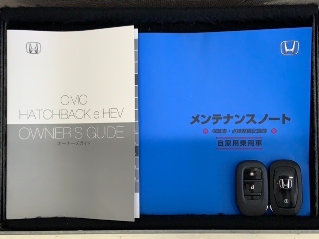 スマートキーは鍵をバッグに入れたままでもドアロックの開閉やエンジンのON・OFFができます。夜間や雨の日も鍵を探さなくて良いので便利です。