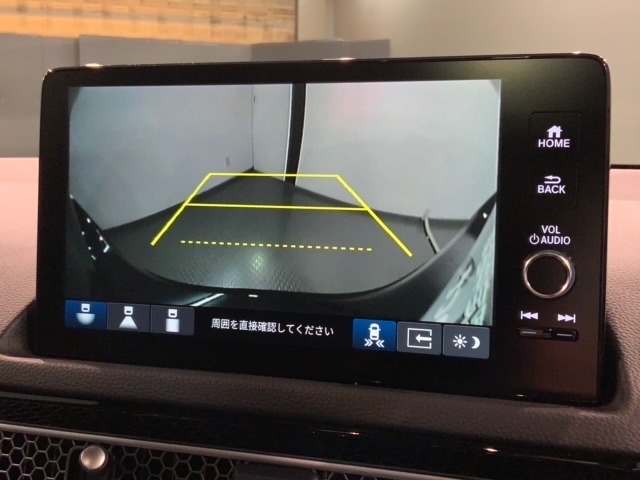 リバースギアに入れるだけで後方の表示へ切り替わります。夜間や雨の日の駐車も楽になりますよ。