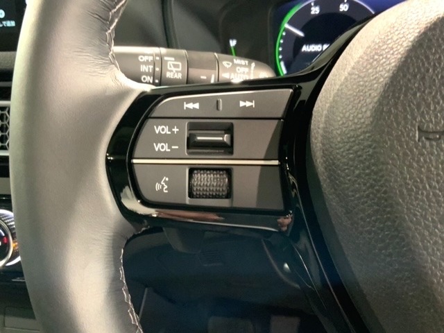ステアリングにオーディオ操作スイッチが付いています。オーディオ画面に直接タッチしなくても操作が出来ますので、運転に集中できます。