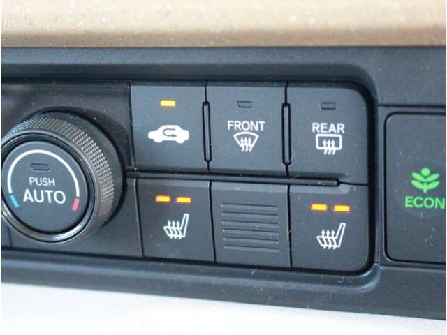 シートヒーター装備付き車！！座席に埋め込まれた電熱線によりシートを暖めることが出来る装備で、温めたられたシートは、寒い冬には最適です！！