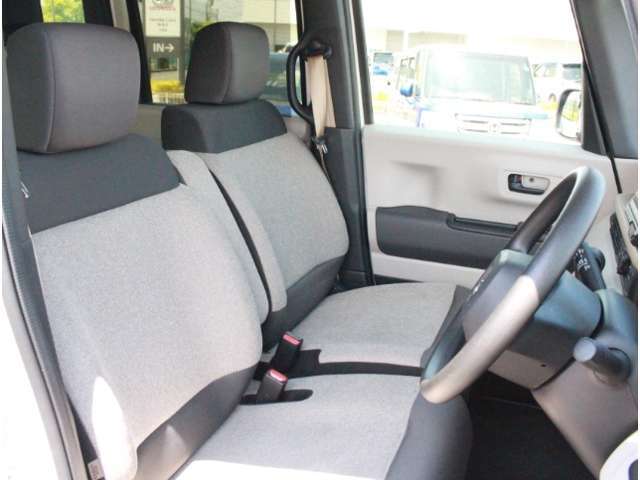 操作性に優れた運転席となります！小物入れや各ボタンの配置にこだわり、使いやすいです！座り心地もよく視認性も良好なのでロングドライブもお任せ下さい！