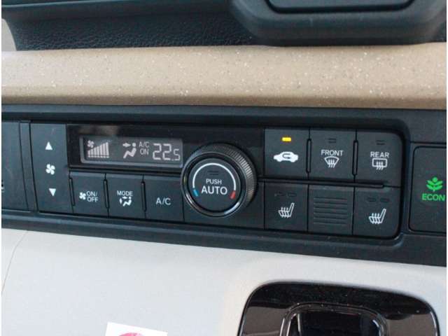 オートエアコンのお車ですので室内の温度をスムーズに調整してくれます♪