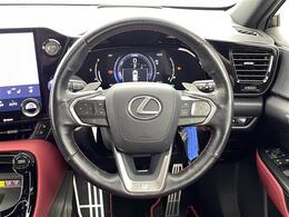 【ステアリング】軽い力で扱いやすいハンドルです。目立つ傷やスレなどなく綺麗な状態です！除菌プランいれていただくとさらに快適に！清潔なお車はお子様にも安心ですね！