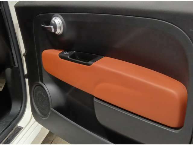 ドアパネル内側にひじ掛けにはシートに合わせたブラウンの入りが入ります。