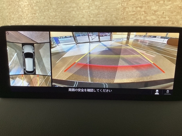 狭い場所での駐車やすれ違いなどでより的確な運転操作に役立つ360°ビューモニターが装備されています。