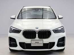 ♪BMWの代名詞といえるキドニー・グリル、一目でそれと分かる精悍な顔立ち。ホフマイスターキンクやキャラクターラインと呼ばれる側面デザインにより前傾姿勢を強調したスタイルは、走りを重視したBMWならでは