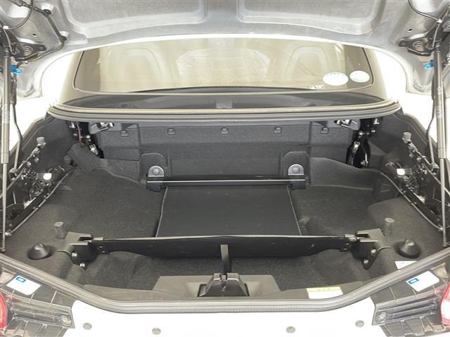 【トランク】積み込みやすくて、たっぷり積める荷室です。シートアレンジできるものは、乗車人数と荷物の量や大きさによってシートを動かすことができるので、より快適なドライブが可能です！