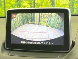 【バックカメラ】駐車時に後方がリアルタイム映像で確認できます。大型商業施設や立体駐車場での駐車時や、夜間のバック時に大活躍！運転スキルに関わらず、今や必須となった装備のひとつです！