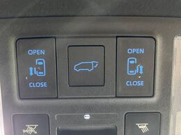 【両側パワースライドドア】スマートキーや運転席のスイッチで後席両側スライドドアの開閉が可能♪電動だから力を入れてドアを開ける必要が無く、小さなお子様でも簡単に開け閉めでき快適です♪