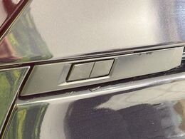 【パワーバックドア】スマートキーや運転席のボタンを押すだけでリアゲートが自動で開閉します！荷物を持っている時や、高い位置にあるバックドアを閉める際に便利な機能です♪