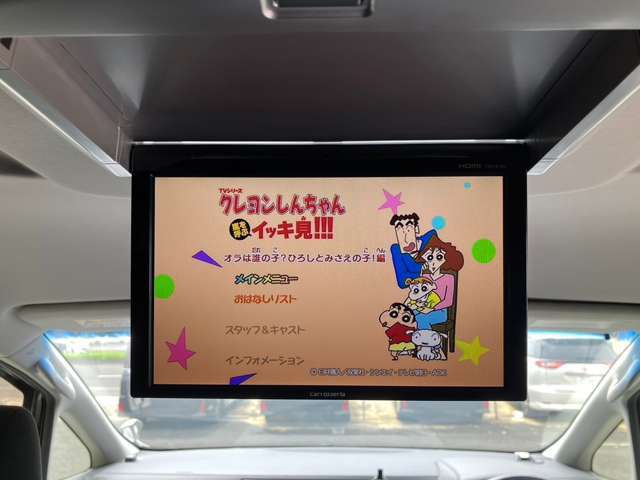 後席モニター付。ロングドライブでも飽きさせません。音響ばっちり臨場感たっぷりの室内映画館みたいですよ。お問い合わせはお気軽に♪