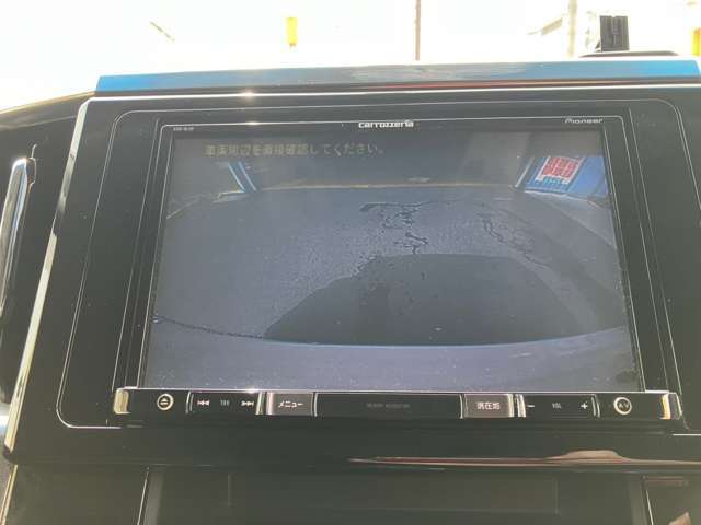 バックモニター付。路肩や低い障害物を見落とす事もなくなりますし、ギリギリの駐車でも安心して運転できますね。