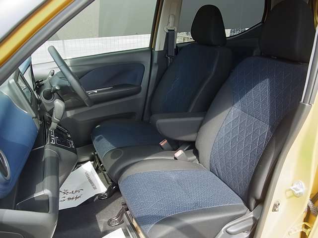 運転席と助手席にシートヒータを標準装備で寒い日でも心地よく運転できます。