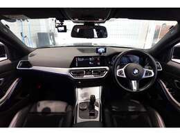 ドライバーに向かってレイアウトされた機能的なセンターコンソールやコントロール類がもたらす高い操作性。常に、運転に集中できるレイアウトです。