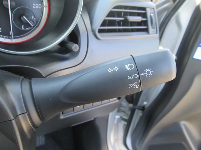 ライトのスイッチをAUTOに設定すると、周囲の暗さに応じてスモールランプ、ヘッドランプのON/OFFを自動で調整します