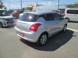 両手に荷物を抱えていても、携帯リモコンを身につけていれば、リクエストスイッチを押すだけでドアの施錠・解除が可能です