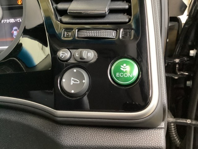 燃費の向上に役立つ、ECONボタン(緑色）がついています。アクセルを深く踏んでもスロットルの制御をしたり、エアコンの効かせすぎなどの調節をしてくれます。