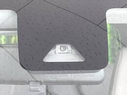 【スマートアシスト】走行中に前方の車両等を認識し、衝突しそうな時は警報とブレーキで衝突回避と被害軽減をアシスト。より安全にドライブをお楽しみいただけます。