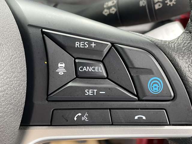 プロパイロットスイッチをONにして走行スピードを設定するだけでステアリングを自動制御で車線中央走行をキープ。車間距離をキープ。急な割り込みにもブレーキ操作なしでスピードコントロール、車間を調整⇒安心◎