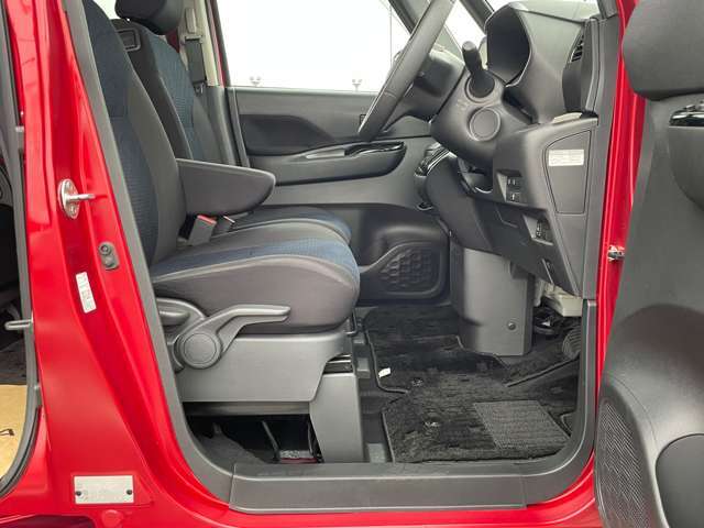 運転席と助手席はウォークスルーで移動できます。