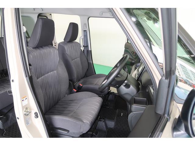 【前席】高めのヒップポイントになっていて見晴らしがよく、運転しやすいですよ☆運転席と助手席の間が空いていて、歩けるようになっています☆雨の日に外に出ることなく後席や荷室の荷物を取りに行けますよ☆