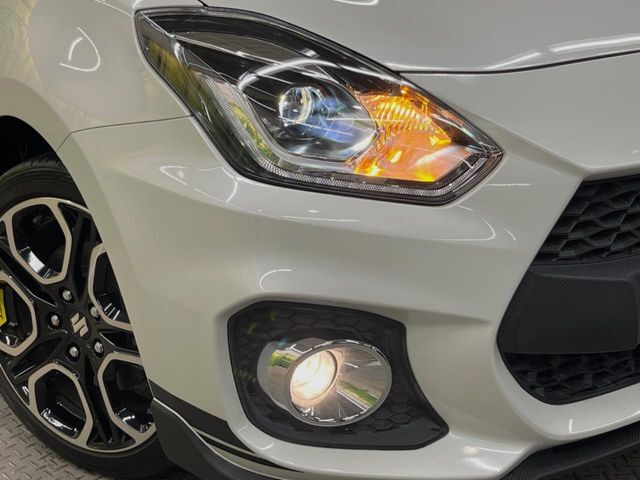 【LEDヘッドライト】悪天候や夜間走行時も良好な視界を確保し安心して運転できる高輝度LEDヘッドライトを装備！点灯速度が早く、消費電力も抑えられています。