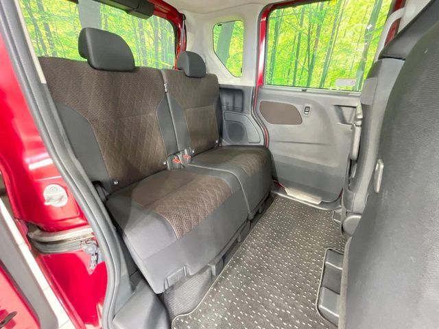 後部座席も気になるようなキズ・汚れやへたり等、大きなダメージはなく、良好な状態です。