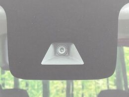 【三菱e-Assist】走行中に前方の車両等を認識し、衝突しそうな時は警報とブレーキで衝突回避と被害軽減をアシスト。より安全にドライブをお楽しみいただけます。