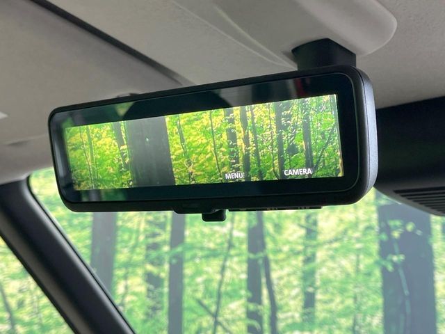 【デジタルルームミラー】後席の大きな荷物や同乗者で後方が確認しづらい時でも安心！カメラが撮影した車両後方の映像をルームミラー内に表示。クリアな視界で状況の確認が可能です！