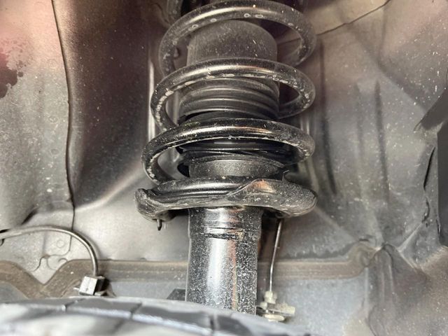 お車を安心してお乗りいただく為には、足回りの定期点検が欠かせません。サービスサポート（有償保証）では無料点検もご提供しており、安心のカーライフをお過ごしいただけるサポート体制が整っています。