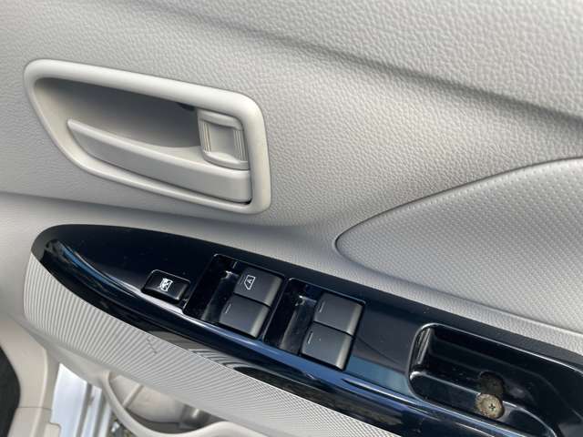 電動格納ミラーも付いておりますので♪狭い駐車スペースも安心★