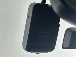 【ETC】有料道路を利用する際に料金所で停止することなく通過できる、ETC車載器（ノンストップ自動料金収受システム機器）が装備されています。セットアップを行うことで利用可能になります。