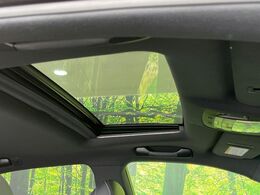 【ムーンルーフ】開放感たっぷりの希少装備、ムーンルーフが装着されています！車内に明かりを取り入れたり景色を楽しむ以外にも、車内の空気も簡単に換気できて快適です！
