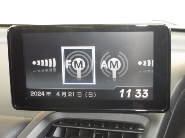オーディオはAM/FMラジオ、外部端子（USB）を接続し、ステアリングリモコンで操作することができます。走行中でもハンドルを離すことなく操作できるので便利ですよ♪