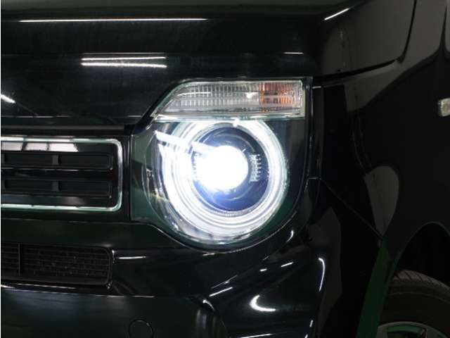 【ヘッドライト】省電力で長寿命の明るく運転しやすいLEDヘッドランプです。明るく照らすので暗い夜道からお客様を守ってくれます。