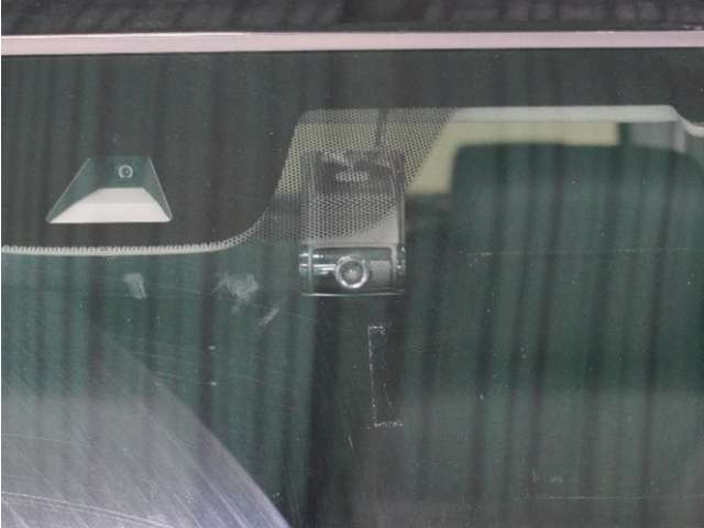 【ドライブレコーダー】安心・安全なカーライフに必須のドライブレコーダーを装備。あおり運転や事故に遭遇した際の状況も映像で記録し、万一のリスクに備えます。