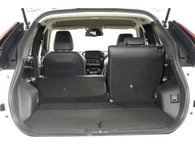 しっかりと積めて使いやすい広々としたラゲッジスペース　後席シートは、6：4分割式で倒す事が可能